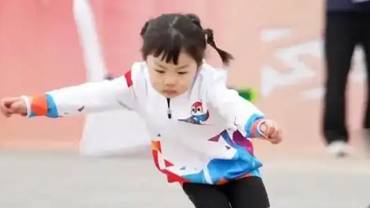  3岁小孩姐淡定拿下轮滑赛双冠