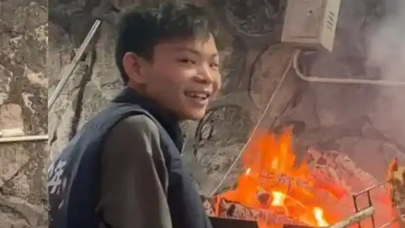 16岁烤鸡励志少年爆火后狂瘦15斤