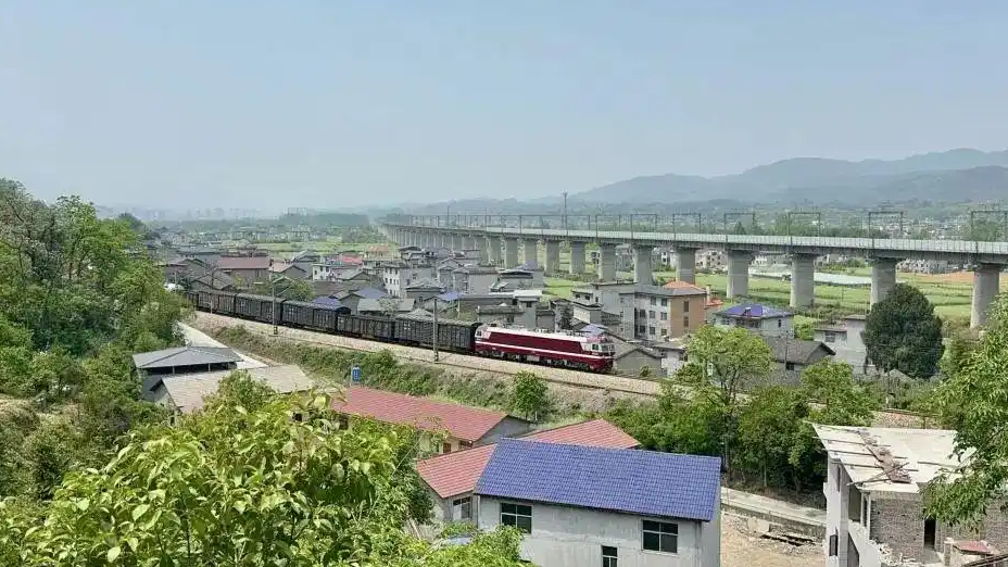  火车穿村被撞身亡者最小仅1岁半