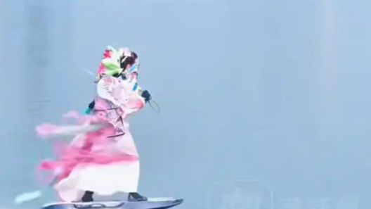 女子穿汉服在长江“御剑飞行”