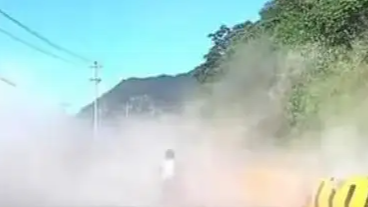  云南水富巨石滚落砸中行驶汽车
