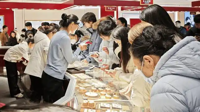 凌晨6点就排队 胖东来金饰放号秒光