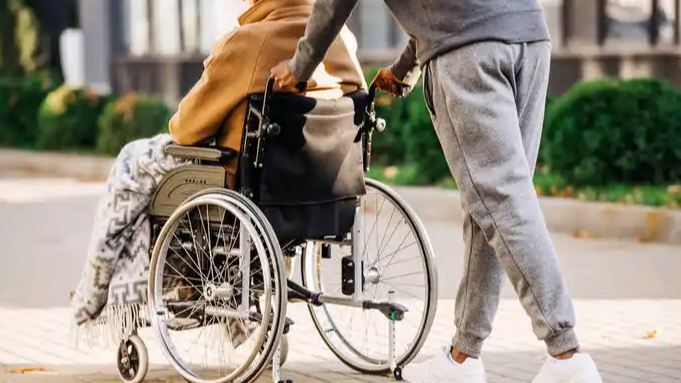 残障人士骑轮椅车强闯景区？当地回应