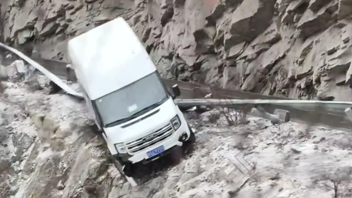  警方回应小车冲破护栏悬挂崖边