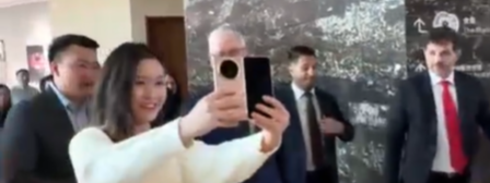 粉丝用国产手机和库克合影