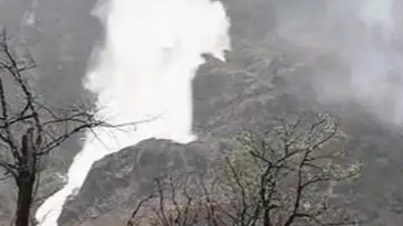  游客在西藏林芝拍下雪崩惊险瞬间