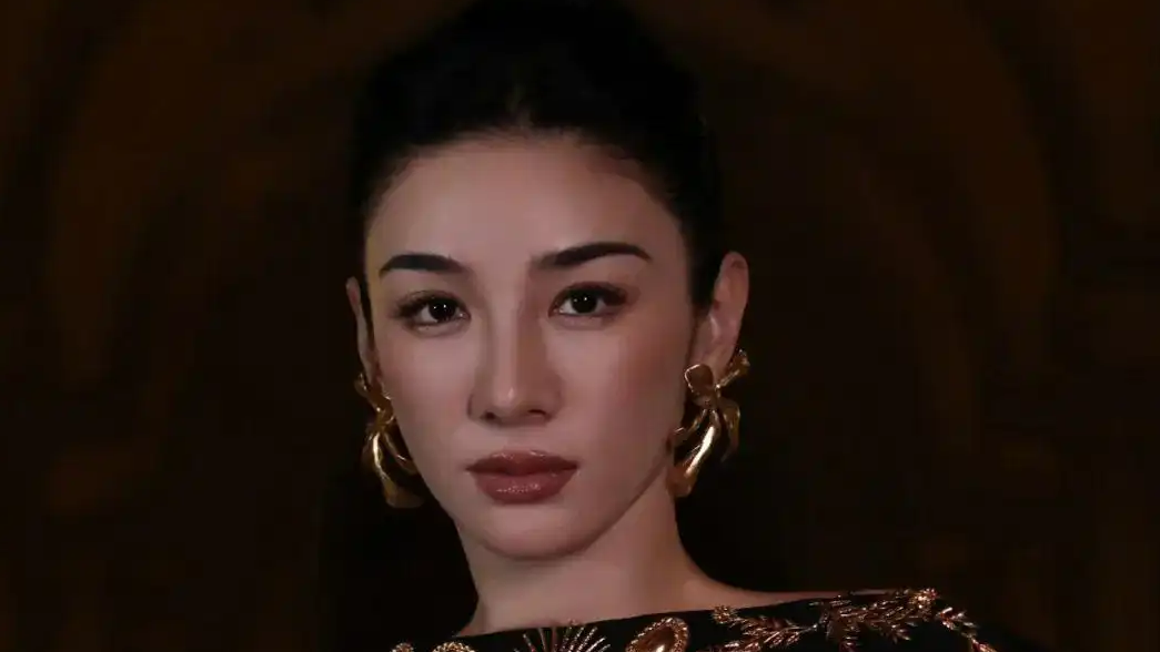  黄奕后悔为了感情不当演员