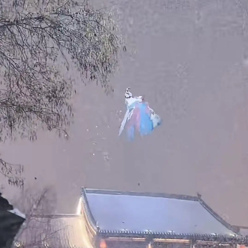 “天女散花”直打哆嗦 景区给换冬装