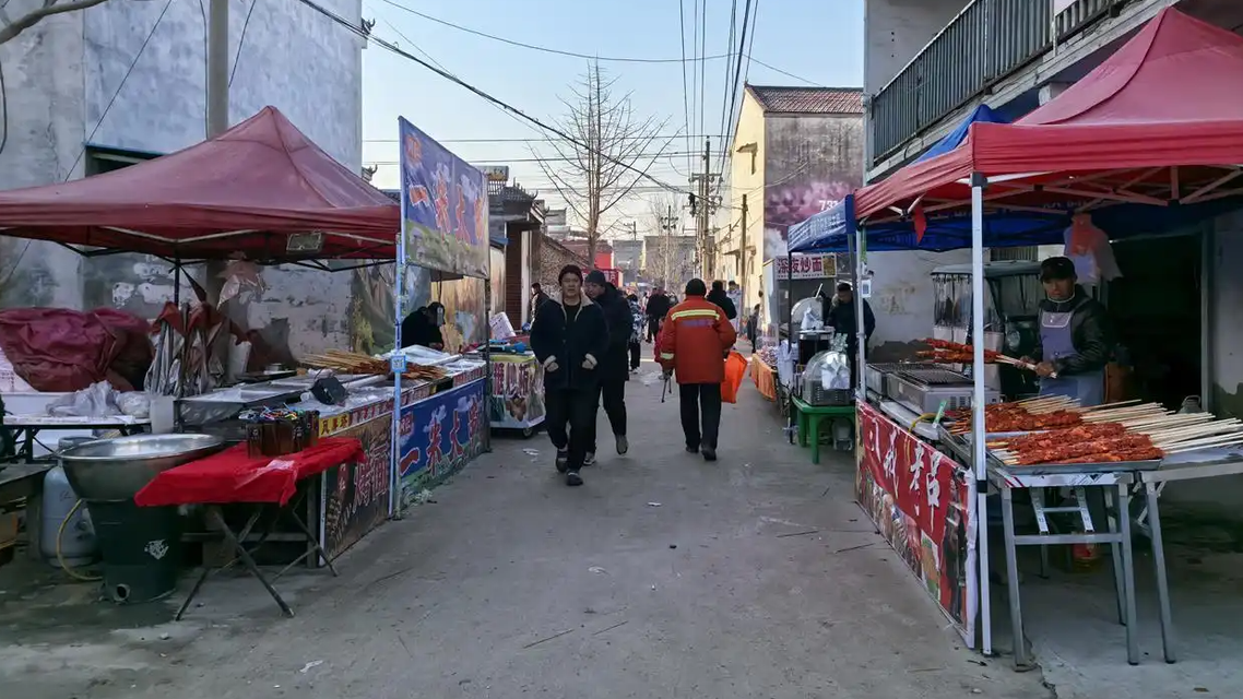 天安门墙画村爆火 有商贩1天赚2万