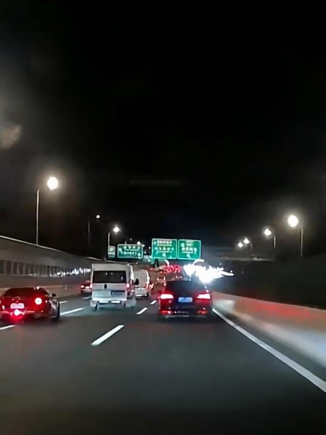 上海嘉闵高架有车和法拉利飙车