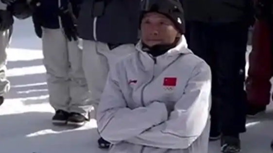 苏翊鸣教练双膝跪地