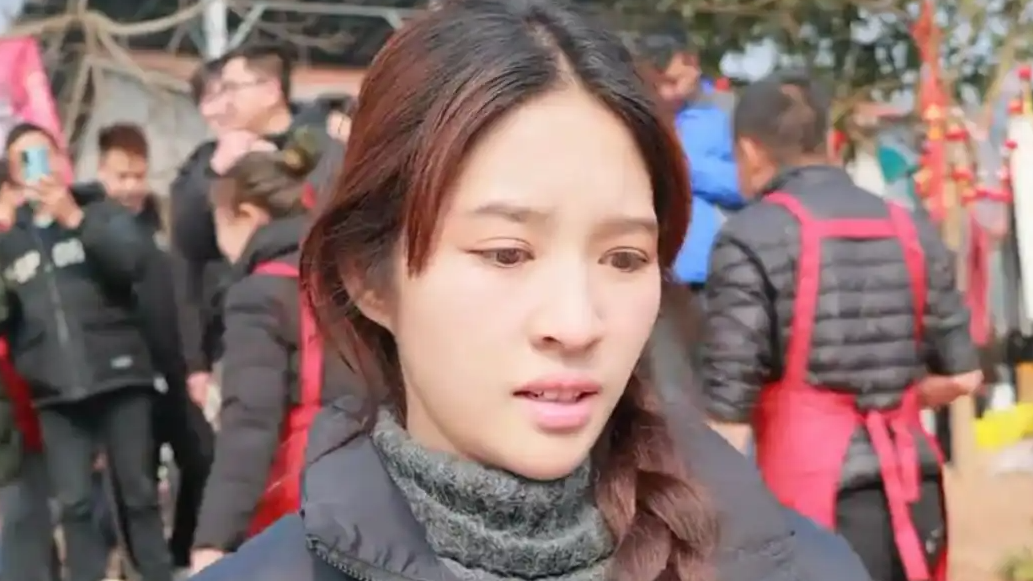 四川百万网红给村里捐赠70盏灯