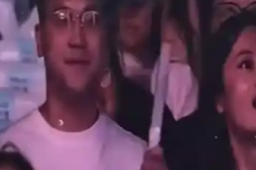 演唱会女生拒绝男友亲吻转头亲闺蜜