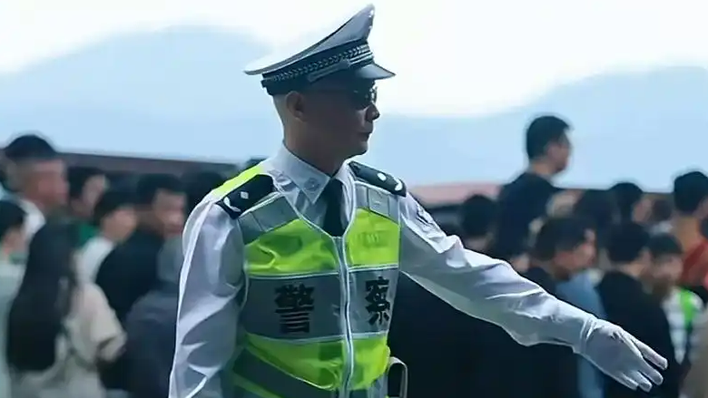 杭州西湖邊又見穿白襯衣的警監(jiān)執(zhí)勤