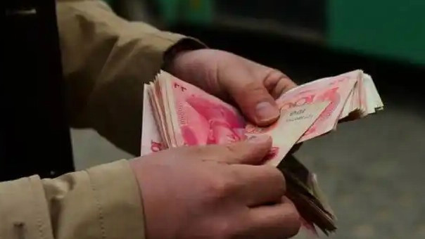  男子看到自己被悬赏后主动现身还钱