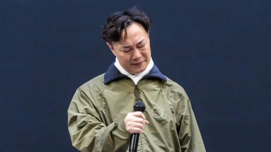 陈奕迅演唱会上捂胸口干呕