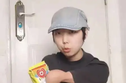   无臂女孩演示如何换卫生巾 缩略图