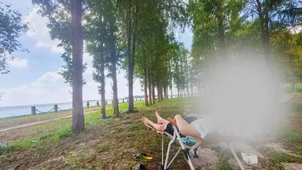 母子湖边吹风全身多处莫名刺痛