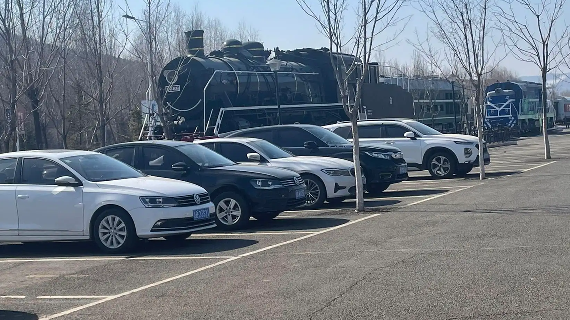  男子为省停车费停空地 忘熄火烧干油