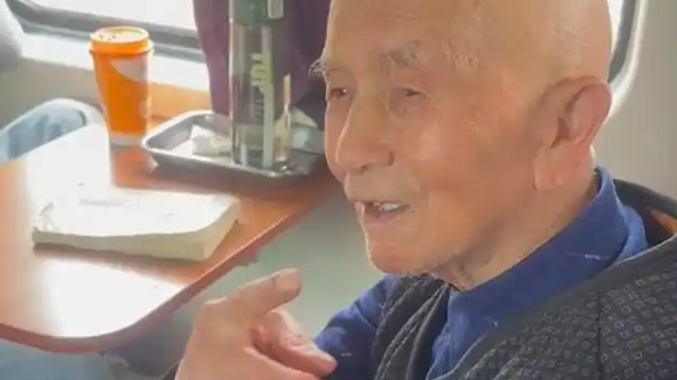 92岁老人独自乘火车硬座去拉萨