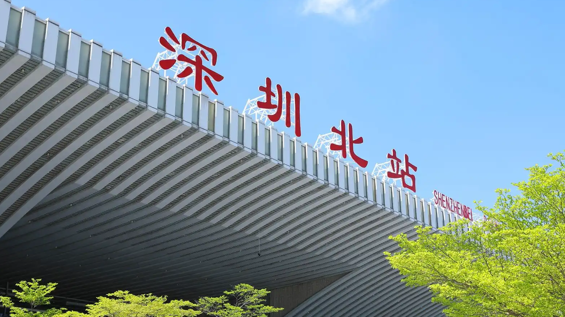 男子在深圳北站台抽烟？12306回应