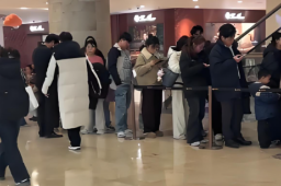 市民彻夜抢购黄金 柜台挤成春运现场