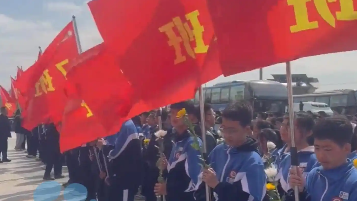  千余名师生徒步18公里祭奠英烈