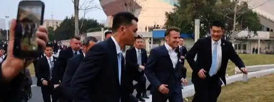 马克龙举手机与川大学生自拍