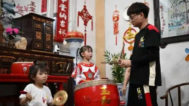 香港街头粉袍女孩英歌舞C位炸场