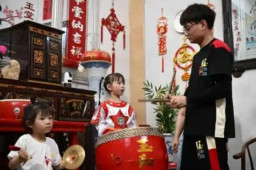   香港街头粉袍女孩英歌舞C位炸场 缩略图