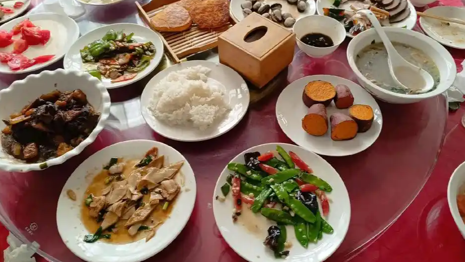 县城老板开百万豪车吃顾客剩菜