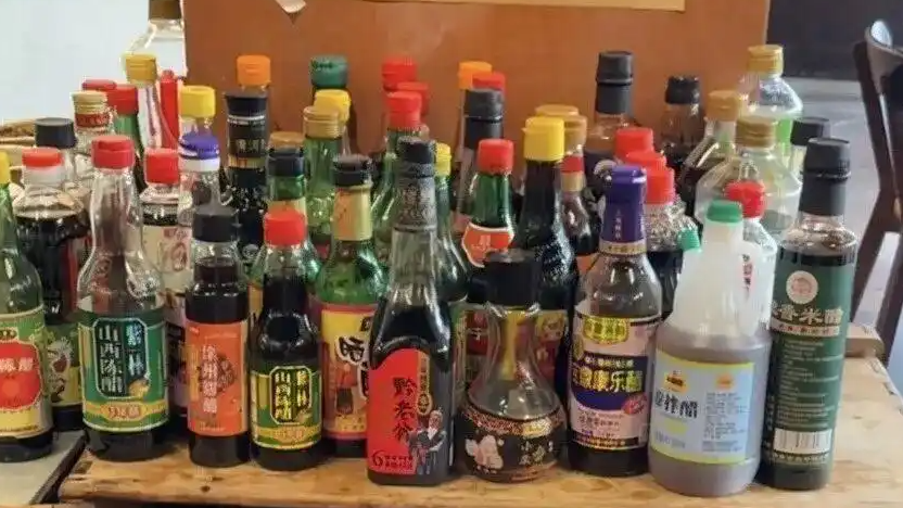 成都一家饺子店为顾客准备百余种醋