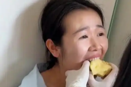 啃苹果卡嘴里拿不出 当事人回应
