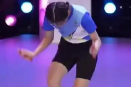   女生1分钟跳绳422次破世界纪录 缩略图