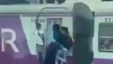  印度列车超载 乘客挂门外遭撞击身亡