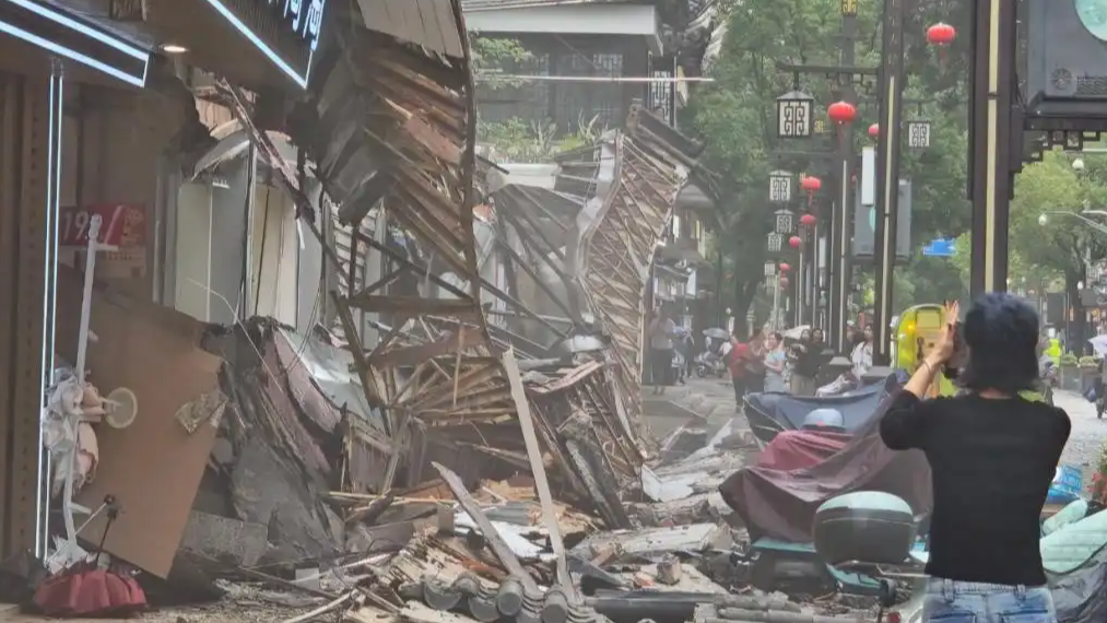  上海一商业街门头连片坍塌