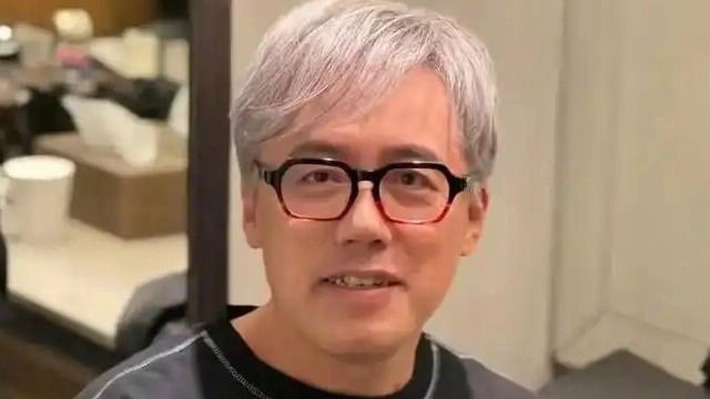 58岁张宇与56岁游鸿明出行被偶遇