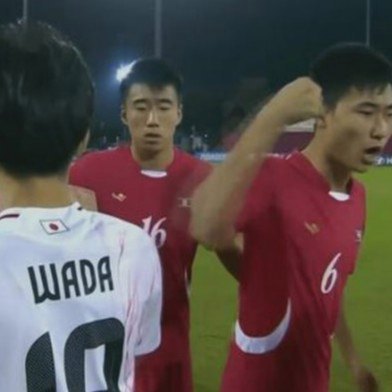 朝鲜队员用拳头向日本队员打招呼