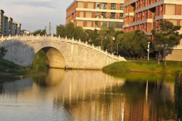   大学女生校内溺亡 家属发声 缩略图