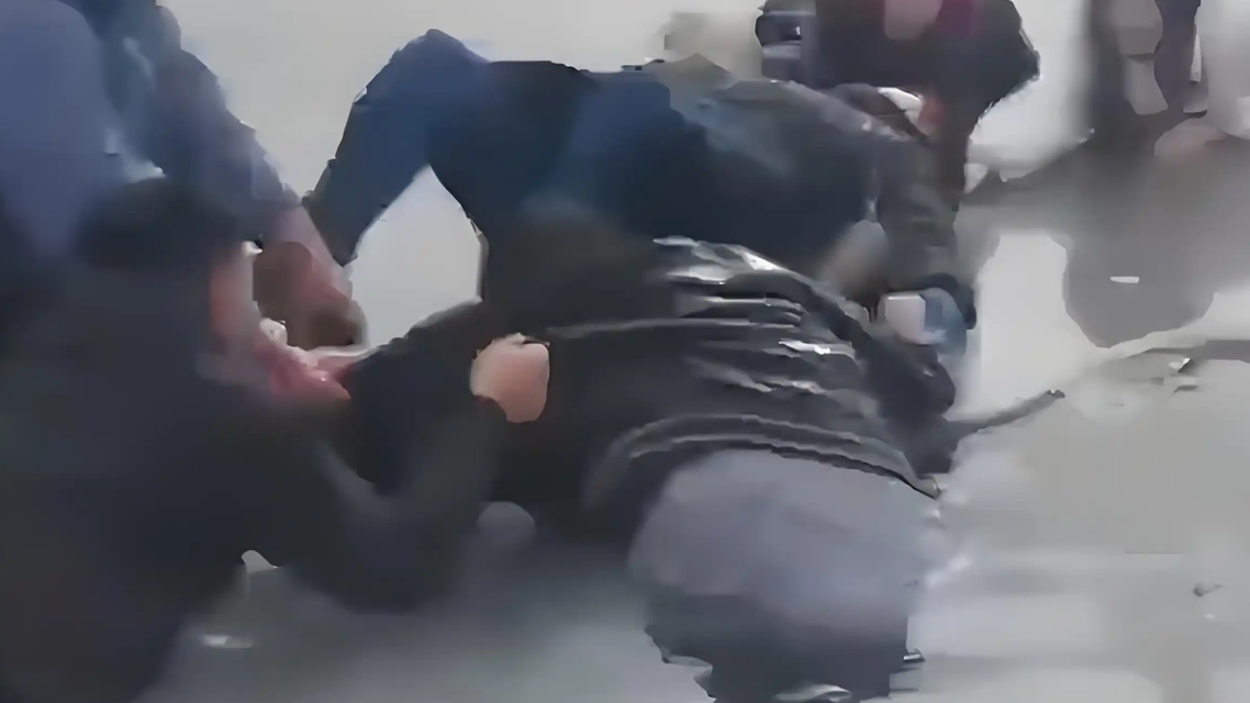 冰层开裂游客坠湖 休假武警趴地救出