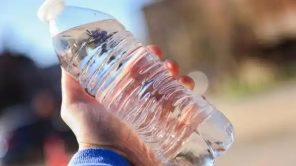 老人捡空瓶再灌水兜售“假矿泉水”