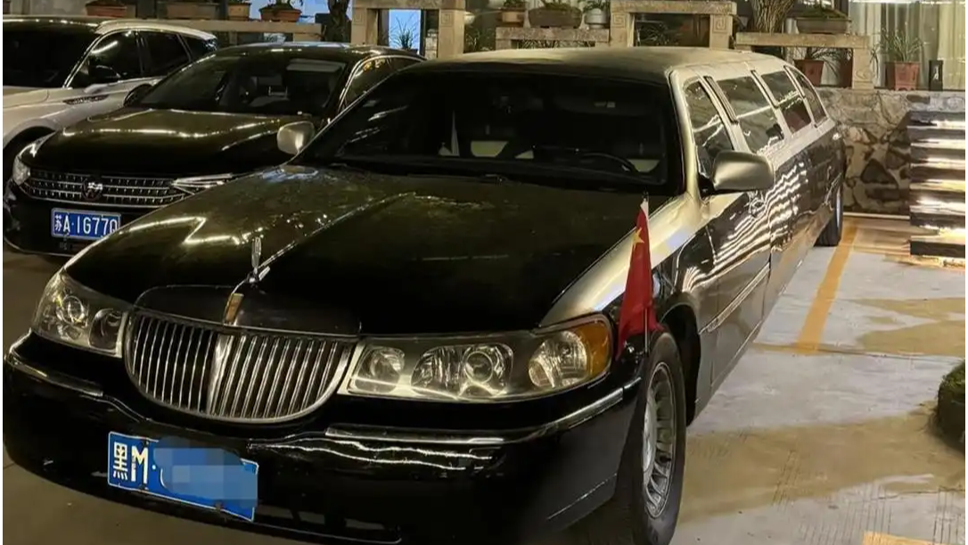 交警稱9米長(zhǎng)林肯是鉆空子上山