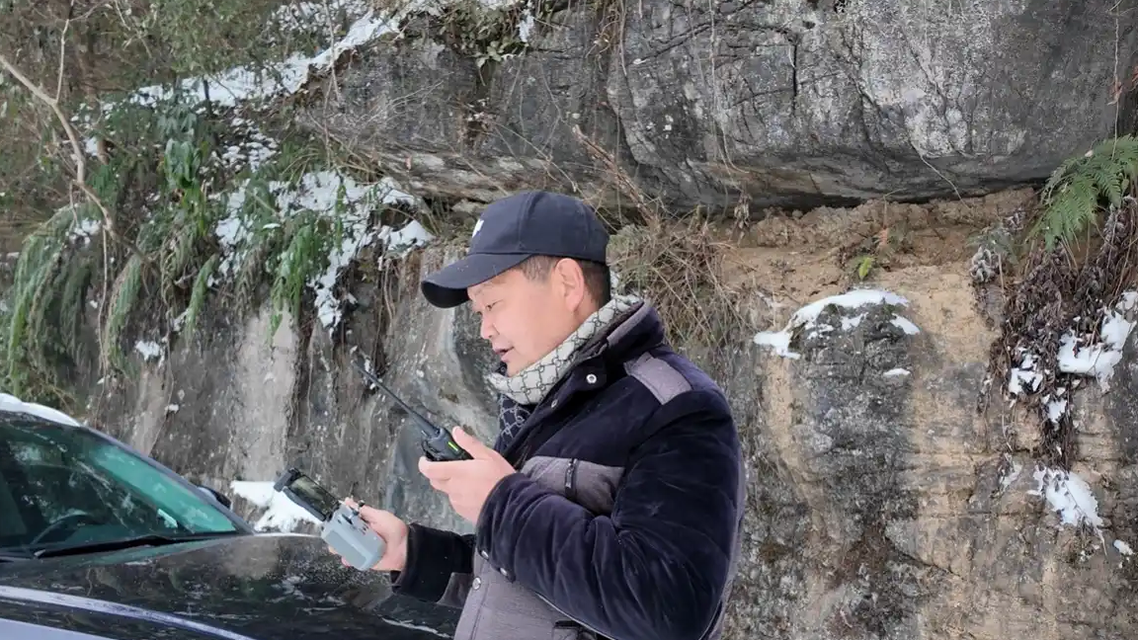 村支书雪天用无人机喊话独居老人