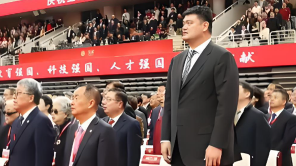 上海交大校庆为姚明定制加大版椅子