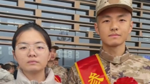 龙凤胎妹妹送哥哥参军 父亲也是老兵