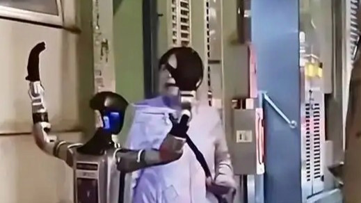 机器人当街吓到人 被治安警员带走