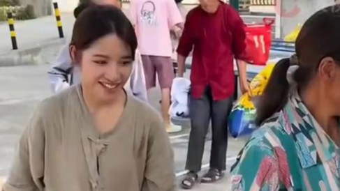 百万网红帮家乡带货被妇联邀请发言