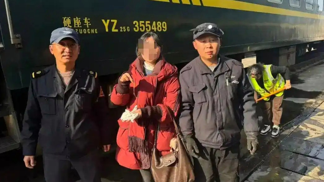  乘客带娃如厕 金项链掉火车便池冲走