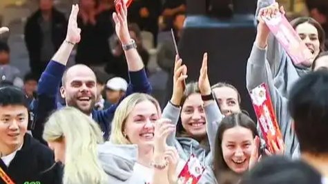 中国女篮赢巴西获捷克女篮花式比心