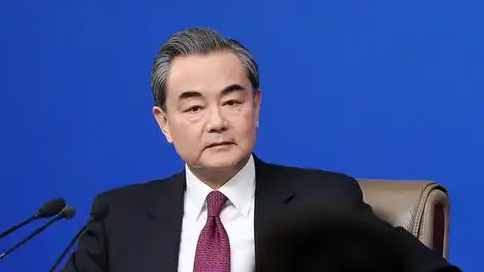 王毅：高市越了红线 中方必须回击